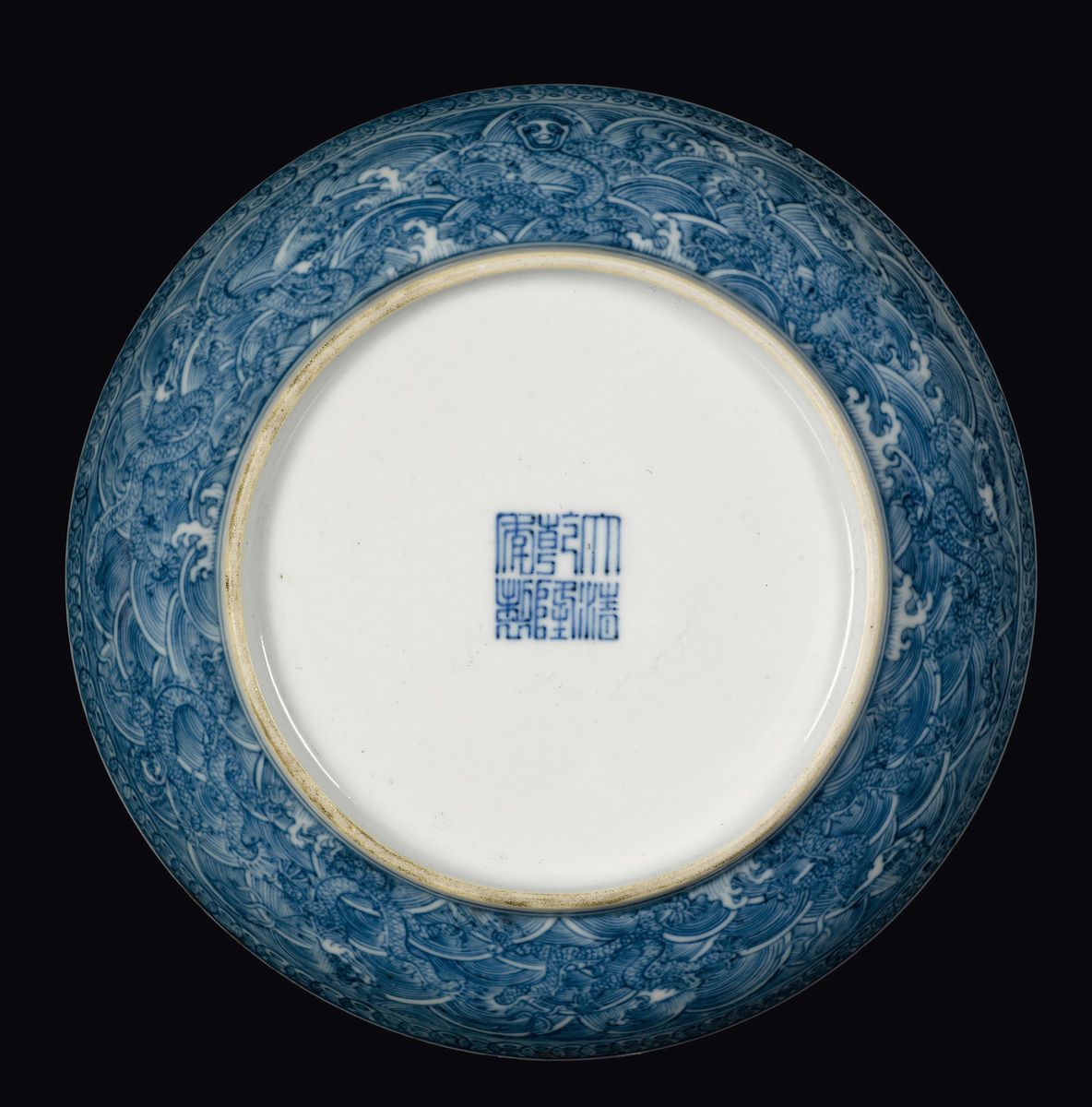 Piatto in Porcellana Bianca e Blu con Dragone Entro Riserva, Cina, Dinastia Qing, Marchio e del P...