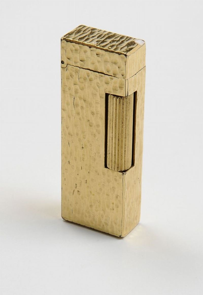 A gold plated lighter  - Auction Furnishings from the mansions of the Ercole Marelli heirs and other property - Cambi Casa d'Aste