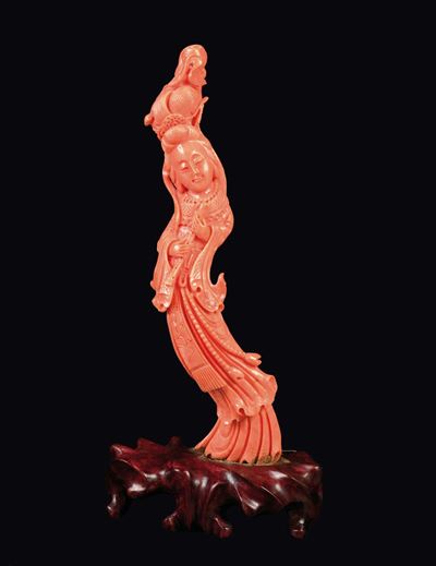 Figura di Guanyin Scolpita in Corallo con Flauto, Cina, Inizio XX Secolo