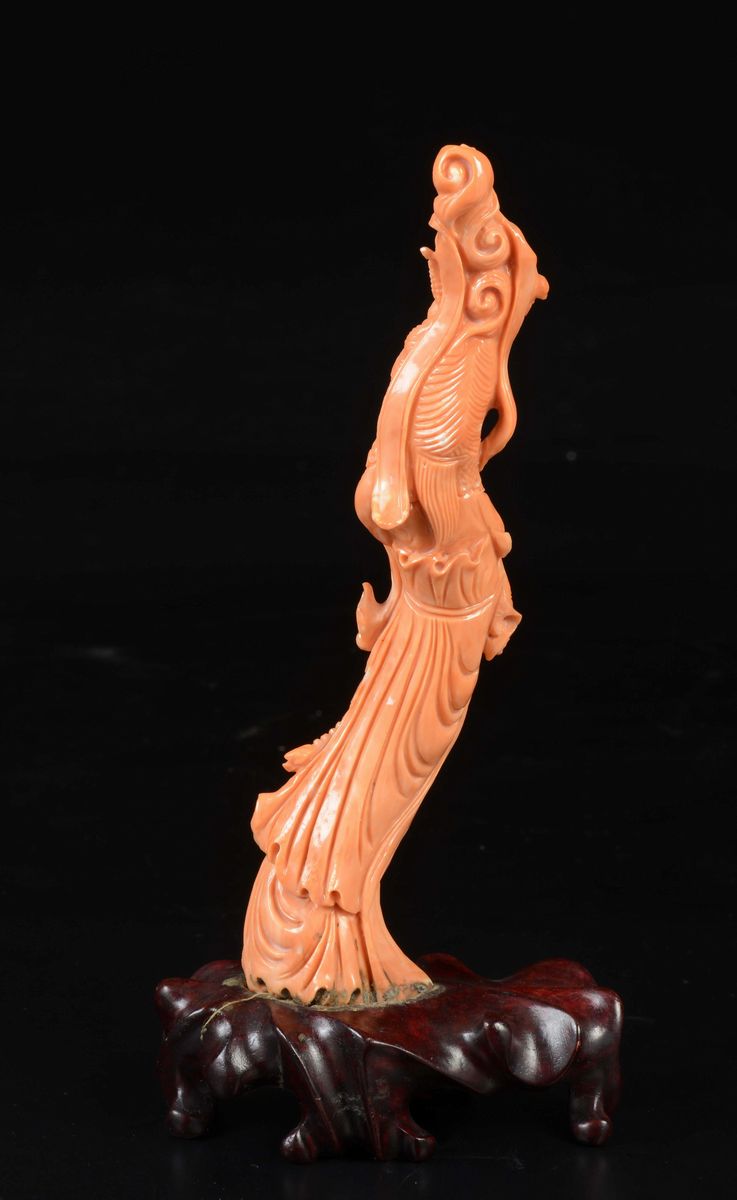 Figura di Guanyin Scolpita in Corallo con Flauto, Cina, Inizio XX Secolo