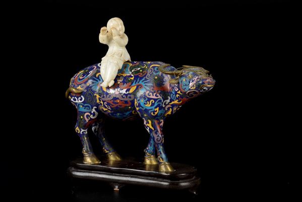Figura di bufalo in cloisonné con fanciullo musicante in pietra dura, Cina, XX secolo