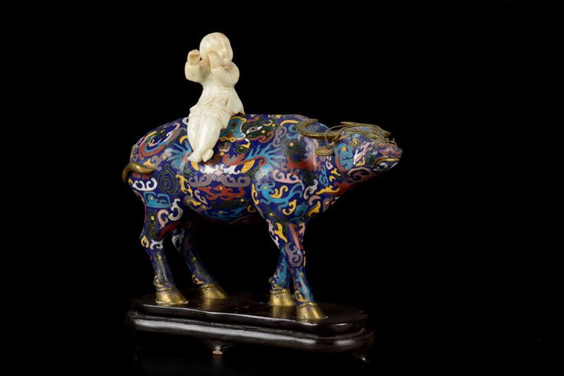 Figura di bufalo in cloisonné con fanciullo musicante in pietra dura, Cina, XX secolo  - Asta Chinese Works of Art - Cambi Casa d'Aste