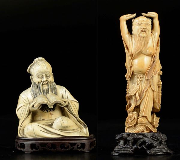 Due figure di saggi scolpite in avorio, uno con le braccia al cielo e uno seduto con libro, Cina, inizio XX secolo
