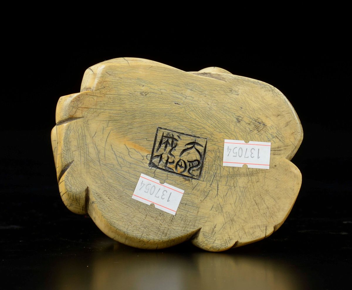 Due Figure di Saggi Scolpite in Avorio, uno con le Braccia al Cielo e uno Seduto con Libro, Cina,...