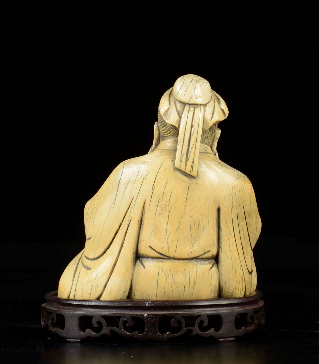 Due Figure di Saggi Scolpite in Avorio, uno con le Braccia al Cielo e uno Seduto con Libro, Cina,...
