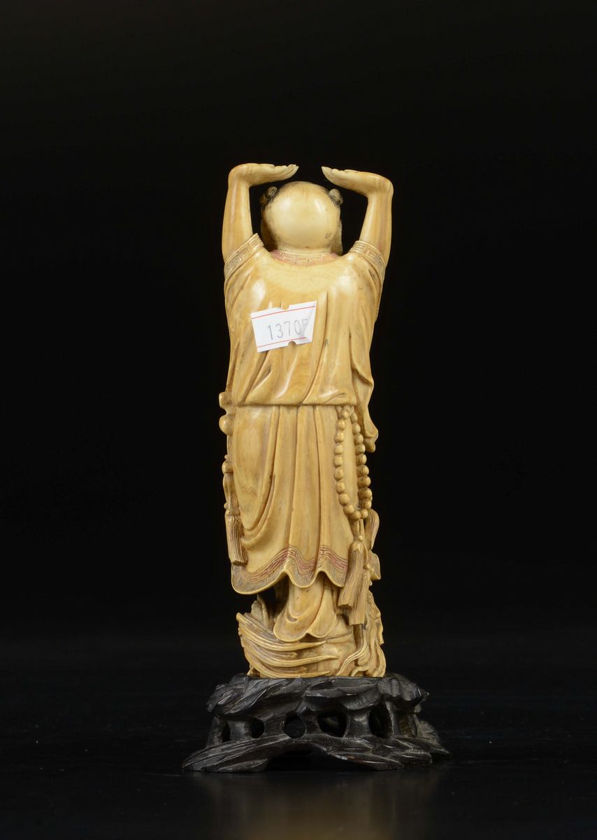 Due Figure di Saggi Scolpite in Avorio, uno con le Braccia al Cielo e uno Seduto con Libro, Cina,...