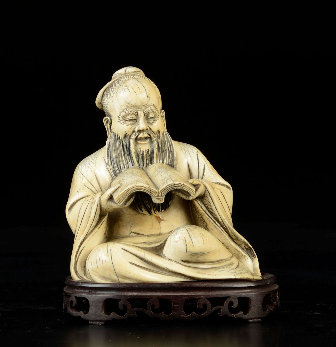 Due Figure di Saggi Scolpite in Avorio, uno con le Braccia al Cielo e uno Seduto con Libro, Cina,...