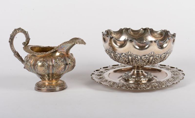 Insieme di coppa con piatto e lattiera in argento sbalzato, Inghilterra XX secolo  - Auction Antique and Old Masters - I - Cambi Casa d'Aste