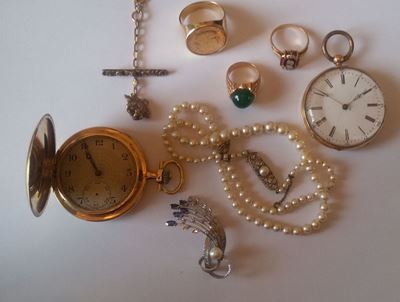 Lotto Composto da Tre Anelli, una Catena da Orologio, una Spilla, Due Orologi da Tasca ed una Col...