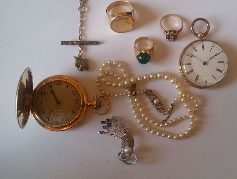 Lotto composto da tre anelli, una catena da orologio, una spilla, due orologi da tasca ed una collana di perle  - Auction Antique and Old Masters - I - Cambi Casa d'Aste