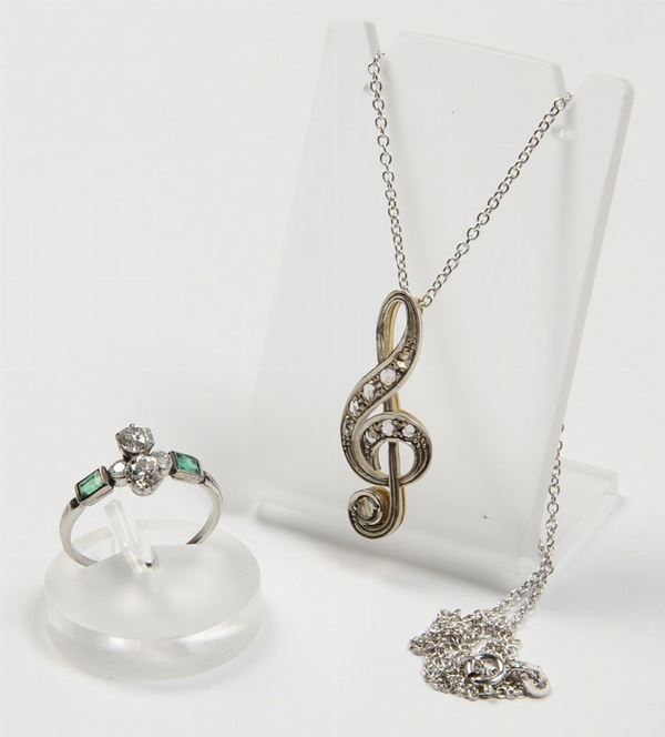 Lotto composto da pendente chiave di violino ed anello con diamanti e smeraldi