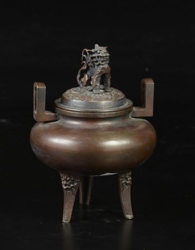 Incensiere Tripode in Bronzo con Coperchio Sormontato da Cane di Pho, Cina, Dinastia Qing, XIX Se...