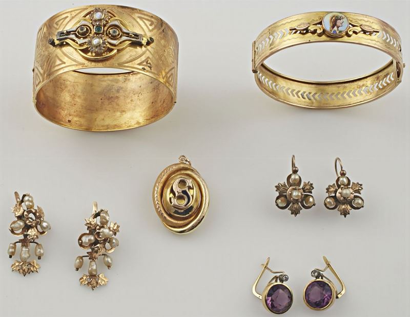 Lotto composto da due bracciali rigidi; un locket; tre paia di orecchini  - Auction Antique and Old Masters - I - Cambi Casa d'Aste