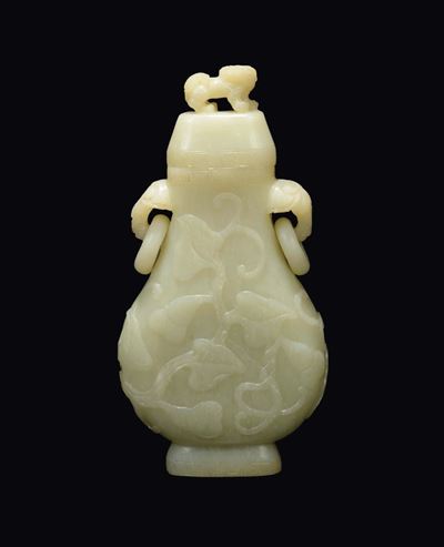 Vaso in Giada Bianca con Coperchio con Decoro Vegetale a Rilievo e Doppia Ansa Ad Anelli a Guisa ...