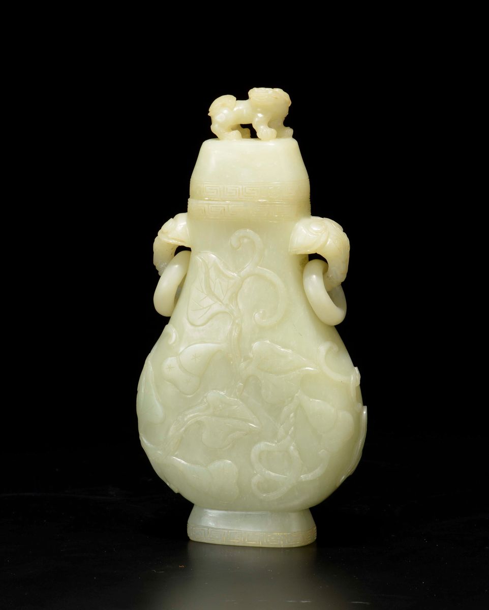 Vaso in Giada Bianca con Coperchio con Decoro Vegetale a Rilievo e Doppia Ansa Ad Anelli a Guisa ...