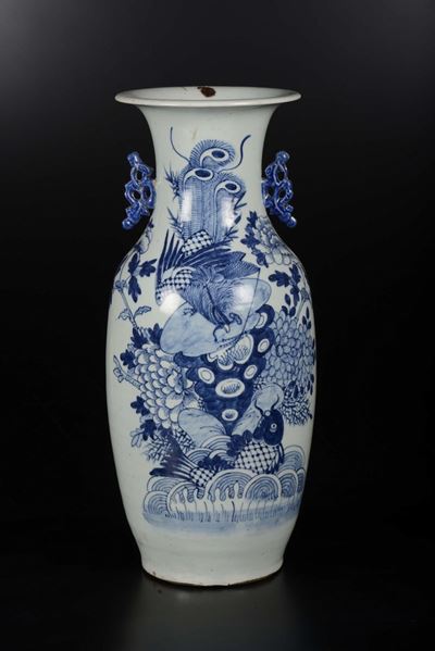 Vaso in Porcellana Bianca e Blu a Doppia Ansa con Decoro di Fenice e Carpa, Cina, Dinastia Qing, ...