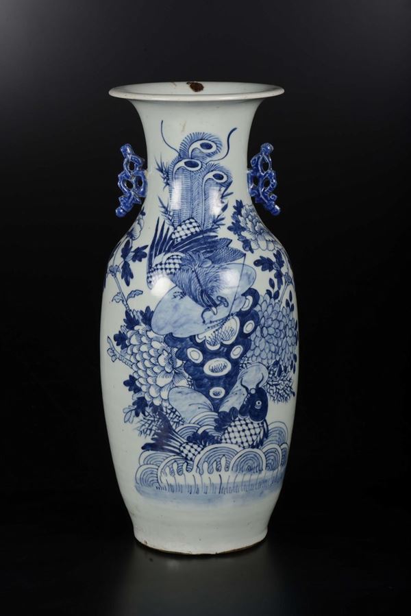 Vaso in porcellana bianca e blu a doppia ansa con decoro di fenice e carpa, Cina, Dinastia Qing, fine XIX secolo