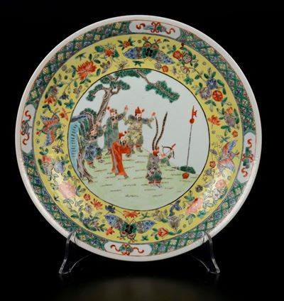 Piatto in Porcellana a Smalti Policromi con Raffigurazione di Scena di Vita di Corte, Cina, Dinas...