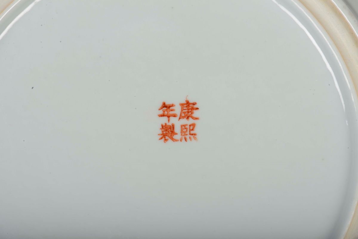 Piatto in Porcellana a Smalti Policromi con Raffigurazione di Scena di Vita di Corte, Cina, Dinas...