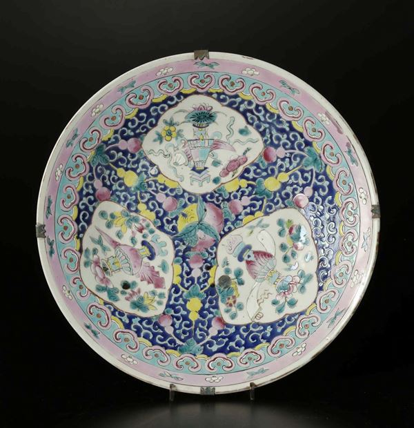 Piatto in porcellana a samlti policromi con decoro di nature morte, Cina, Dinastia Qing, XIX secolo