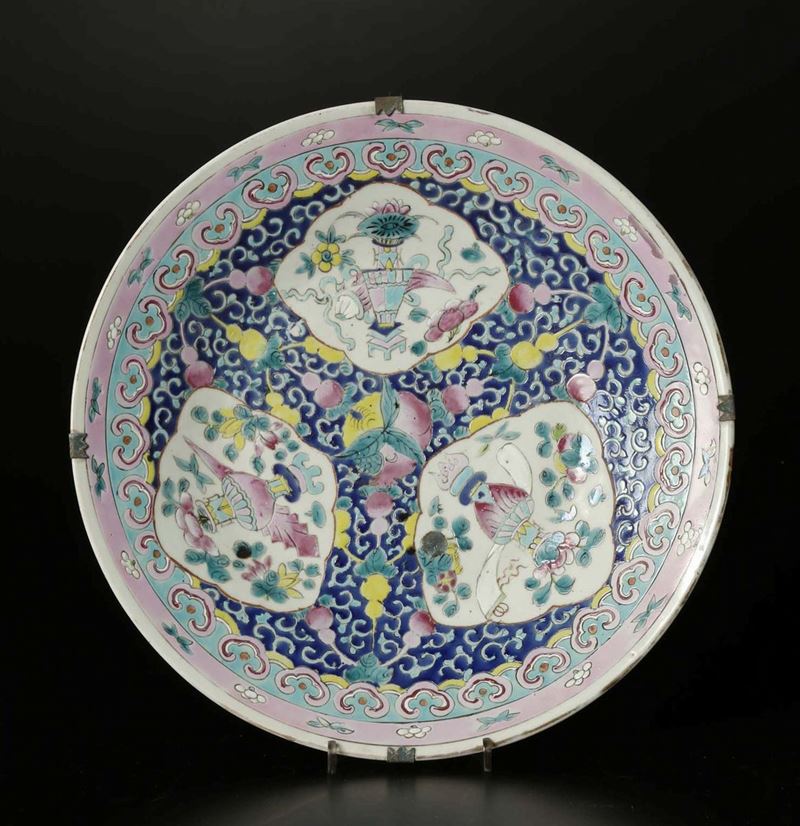 A polychrome enamelled porcelain dish with naturalistic decorations, China, Qing Dynasty, 19th century  - Auction Chinese Works of Art - Cambi Casa d'Aste