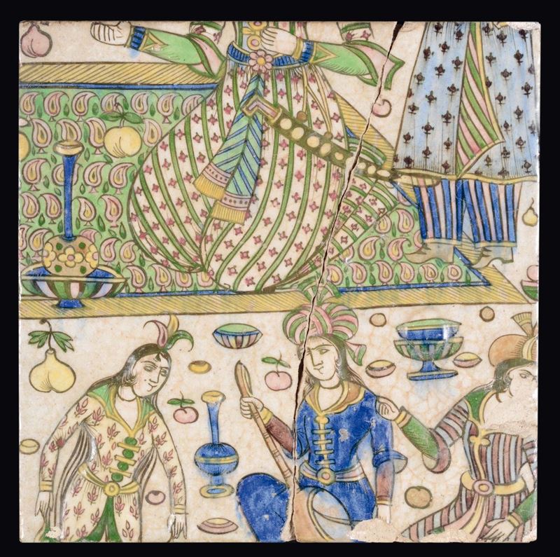 Piastrella in terracotta policroma decorata con scena di banchetto, Indo-Persia XIX secolo  - Asta Scultura e Oggetti d'Arte - Cambi Casa d'Aste