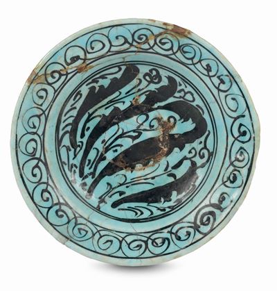 Piatto in Terracotta Turchese e Nera con Decoro a Piuma, Iran XIV Secolo