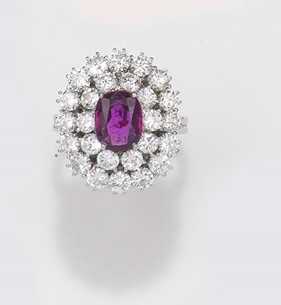 Anello con Rubino Centrale e Diamanti a Contorno