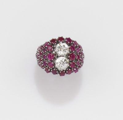 Anello con Diamanti Centrali e Pavé di Rubini