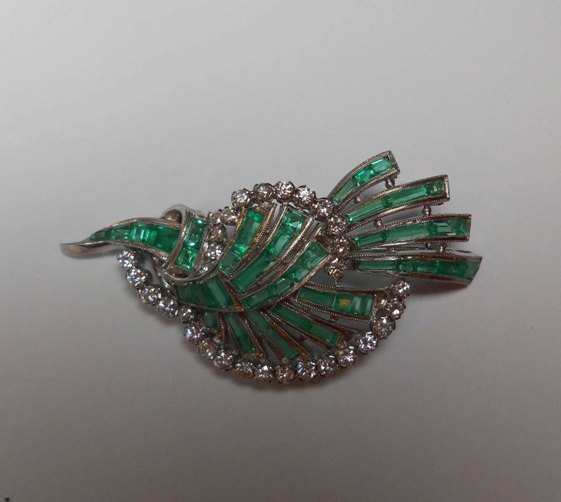 An emerald and diamond stylised leaf brooch  - Auction Fine Jewels - II - Cambi Casa d'Aste