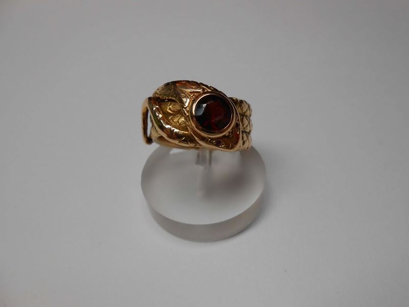 A garnet and gold snake ring  - Auction Fine Jewels - II - Cambi Casa d'Aste