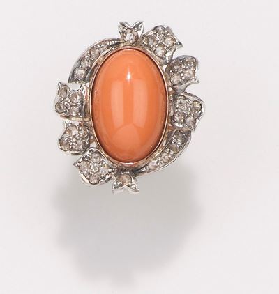 Anello con Corallo Taglio Cabochon e Diamanti a Contorno
