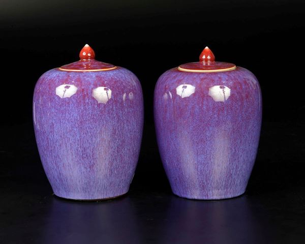 Coppia di potiches con coperchio in porcellana flambè sui toni del viola, Cina, XX secolo