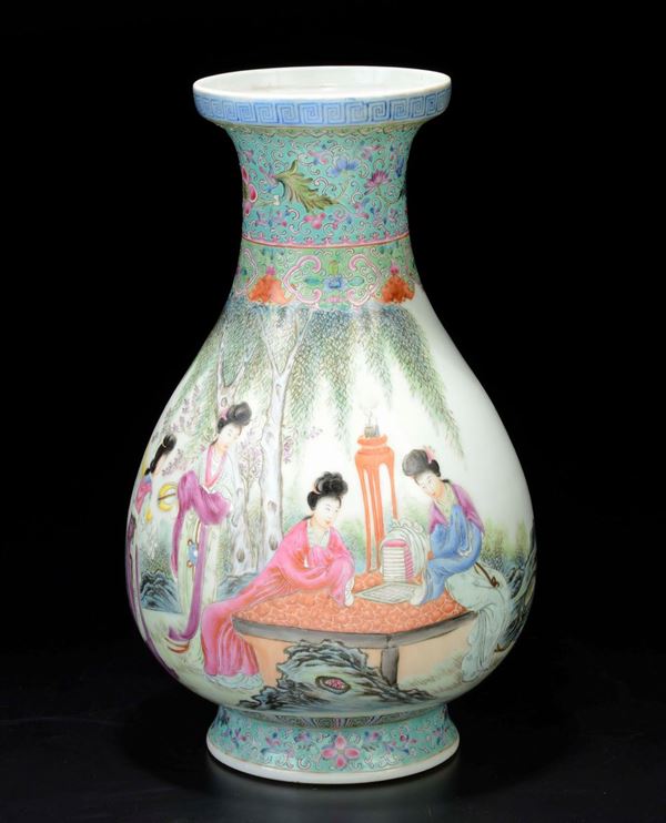 Vaso in porcellana a smalti policromi con raffigurazioni di Guanyin e iscrizioni, Cina, XX secolo