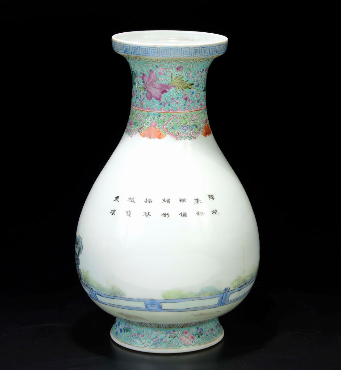 Vaso in Porcellana a Smalti Policromi con Raffigurazioni di Guanyin e Iscrizioni, Cina, XX Secolo