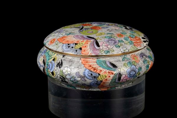 A polychrome enamelled porcelain box and cover with flowers and butterflies, China, 20th century