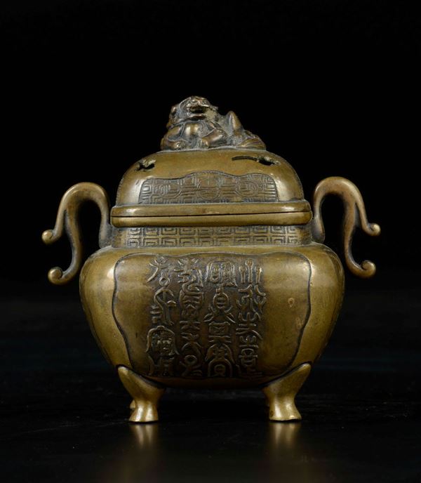 Incensiere in bronzo con manici e coperchio ed iscrizioni a sbalzo, Cina, Dinastia Qing, fine XIX secolo