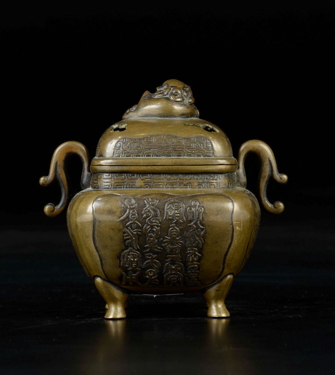 Incensiere in Bronzo con Manici e Coperchio ed Iscrizioni a Sbalzo, Cina, Dinastia Qing, Fine XIX...
