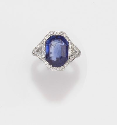 Anello con Zaffiro di Ct 10,31 e Due Diamanti Diamanti del Peso Complessivo di Ct 1,06