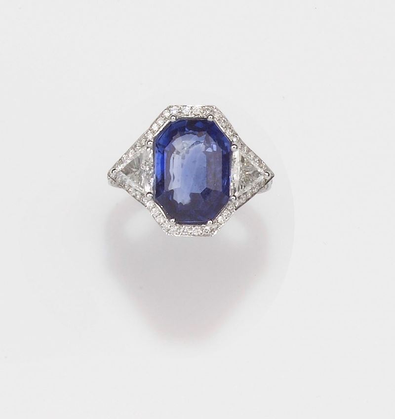Anello con zaffiro di ct 10,31 e due diamanti diamanti del peso complessivo di ct 1,06  - Asta Fine Jewels - II - Cambi Casa d'Aste