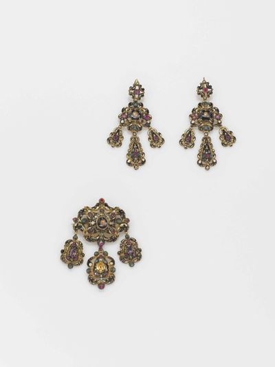 Set Composto da Spilla ed Orecchini con Miniature, Smalto e Paste Vitree