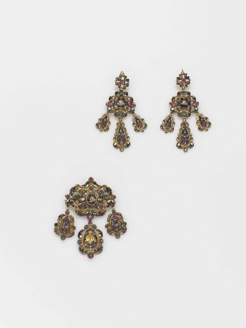 An antique set of gold, enamel and paste jewellery. Fitted case  - Auction Fine Jewels - II - Cambi Casa d'Aste