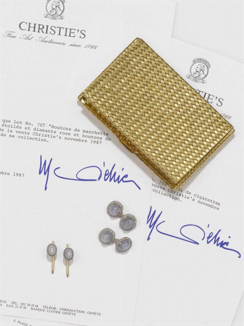 Marlene Dietrich, gioielli provenienti dalla sua collezione: lotto comprendente bottoni da polso con zaffiro stellato e diamanti ed un portasigarette in oro con zaffiri  - Asta Fine Jewels - II - Cambi Casa d'Aste