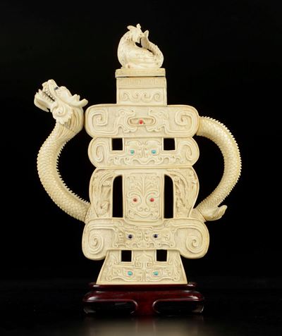 Vaso Scolpito in Avorio a Forma di Drago con Manico e Coperchio, Cina, Inizio XX Secolo