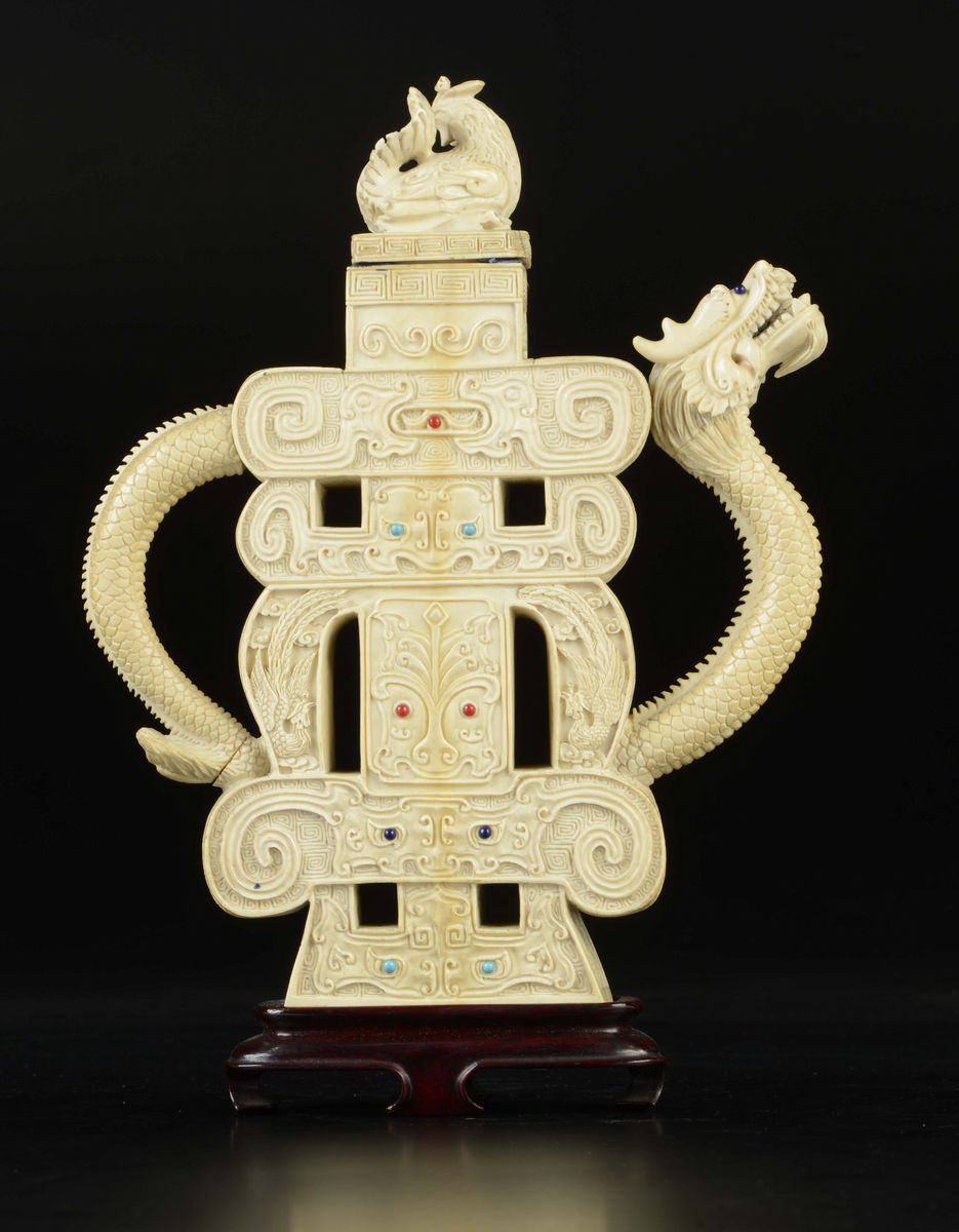 Vaso Scolpito in Avorio a Forma di Drago con Manico e Coperchio, Cina, Inizio XX Secolo