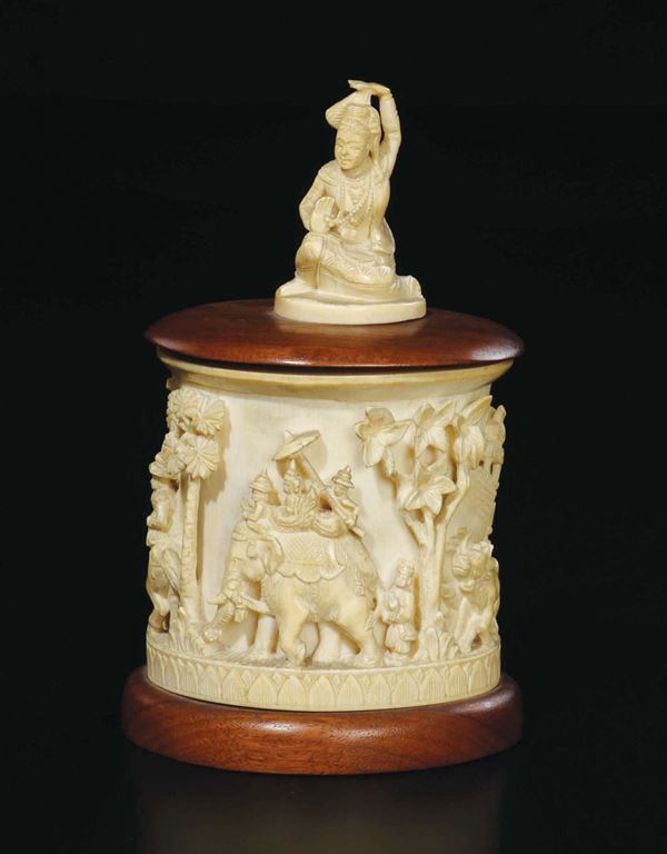 Scatola in avorio con coperchio in legno con personaggi a rilievo, India, inizio XX secolo