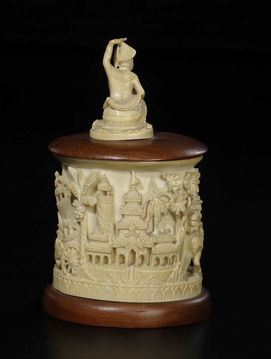 Scatola in Avorio con Coperchio in Legno con Personaggi a Rilievo, India, Inizio XX Secolo