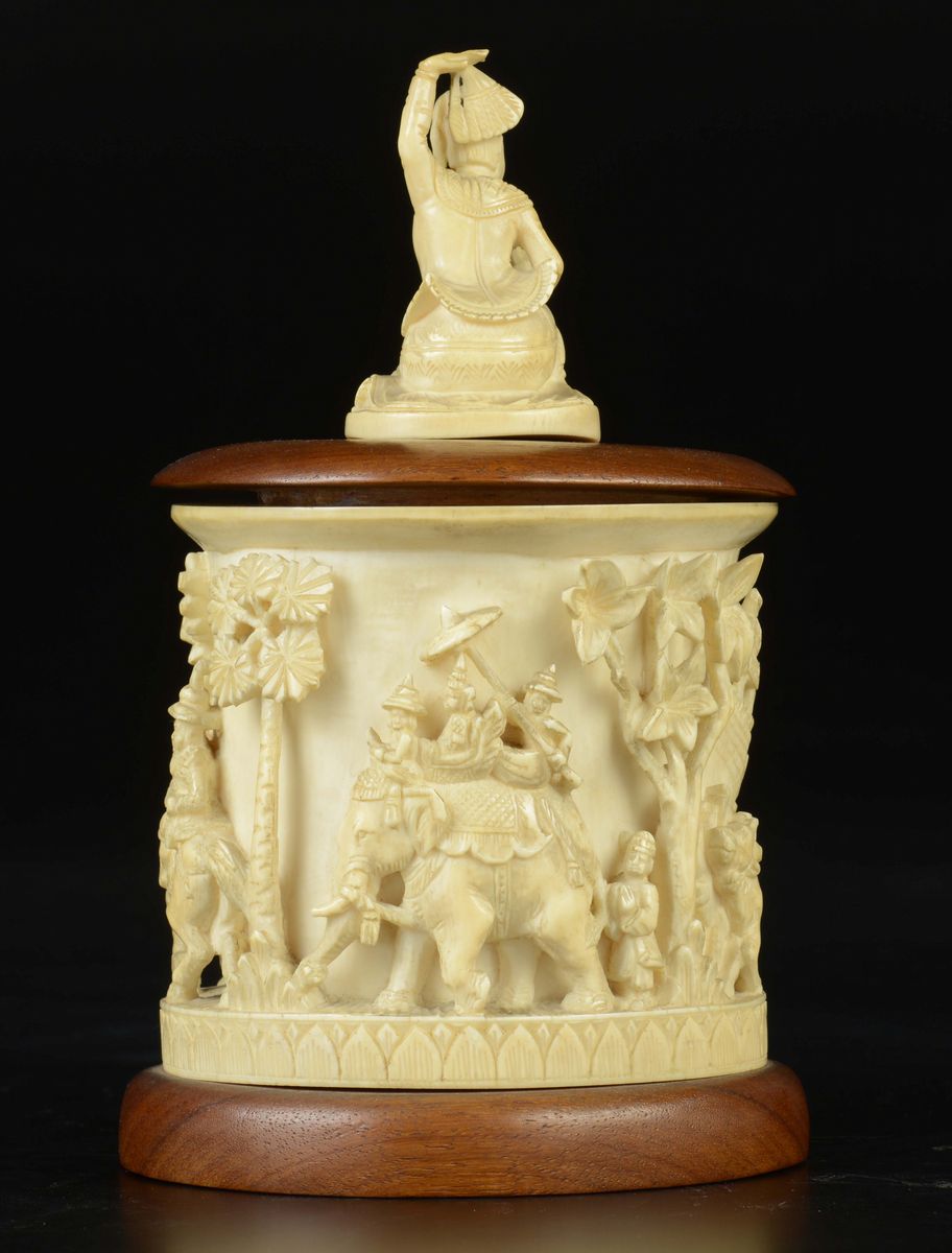 Scatola in Avorio con Coperchio in Legno con Personaggi a Rilievo, India, Inizio XX Secolo