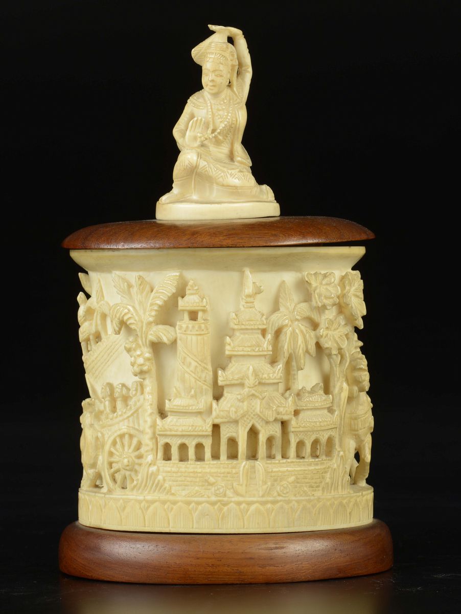 Scatola in Avorio con Coperchio in Legno con Personaggi a Rilievo, India, Inizio XX Secolo