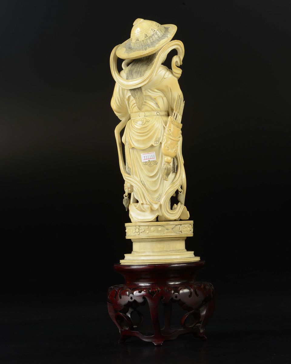 Figura di Guanyin Guerriera Scolpita in Avorio con Arco, Frecce e Spada, Cina, Repubblica, Inizio...